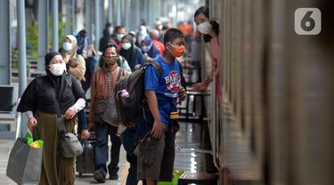 FOTO: Larangan Mudik Berakhir, Stasiun Senen Ramai Pemudik Susulan
