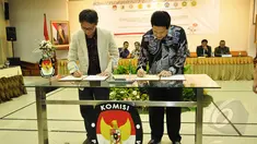 Ketua Komisi Pemilihan Umum (KPU) RI Husni Kamil Manik mendatangani nota kesepahaman antara KPU dengan 9 Perguruan Tinggi di Gedung KPU, Jakarta, Kamis (12/3/2015). (Liputan6.com/Faizal Fanani)