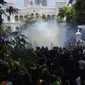 Polisi menggunakan gas air mata saat pengunjuk rasa Sri Lanka menyerbu kantor perdana menteri Ranil Wickremesinghe di Kolombo, Sri Lanka, Rabu, 13 Juli 2022. (Rafiq Maqbool/AP)