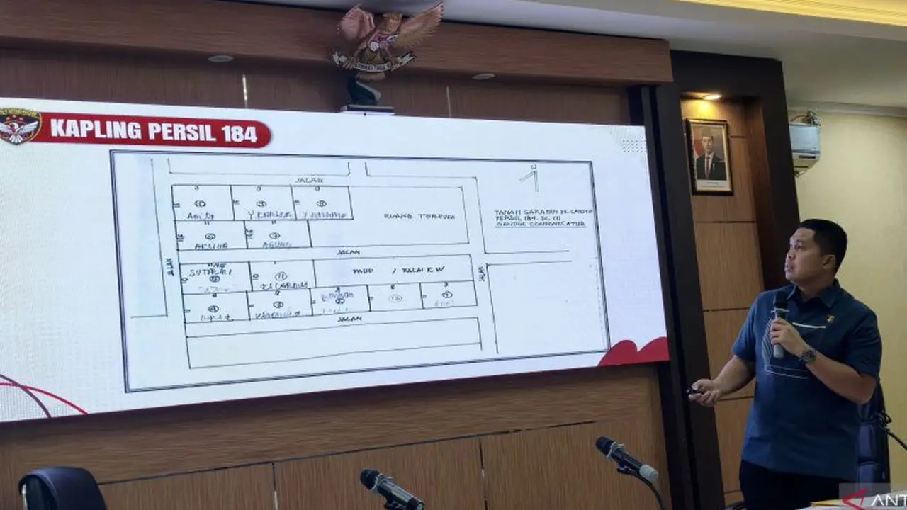 Kasubdit III Ditreskrimsus Polda DIY AKBP Haris Munandar Hasyim menunjukkan denah Kapling Persil 184 yang menjadi lokasi dugaan penyalahgunaan Tanah Kas Desa (TKD) oleh mantan Lurah Condongcatur saat rilis kasus di Mapolda DIY, Yogyakarta, Selasa (30/6/20