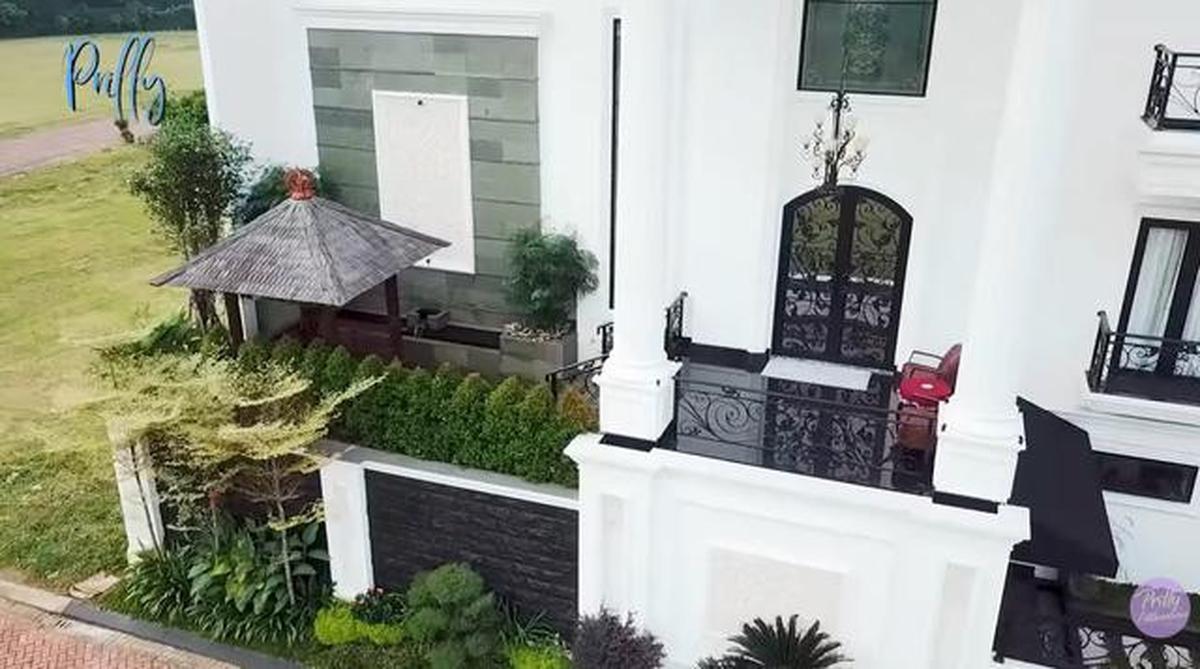 Intip Kemegahan Potret Pagar dan Taman Rumah Prilly Latuconsina, Klasik dan Asri