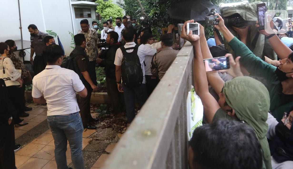 Awak media meliput saat perwakilan Pengadilan Negeri Jakarta Selatan dan Jaksa Penuntut Umum meninjau Tempat Kejadian Perkara (TKP) kasus dugaan pembunuhan berencana Brigadir Nofriansyah Yosua Hutabarat alias Brigadir J di Kompleks Perumahan Polri Duren Tiga, Rabu (4/1/2023). Pihak kepolisian memperketat penjagaan dan memastikan proses peninjuan yang dilakukan berjalan dengan lancar. (Liputan6.com/Johan Tallo)