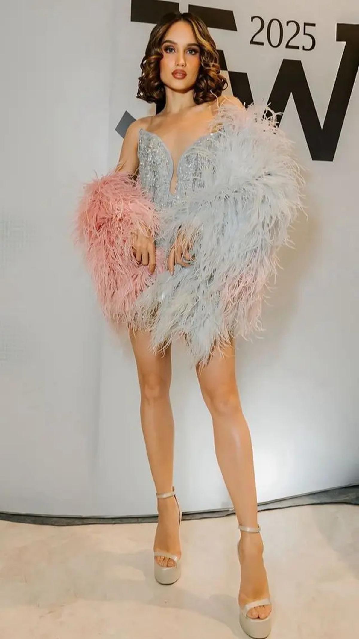 6 Gaya Cinta Laura Bergaun Mini dan Selendang Bulu di JFW 2025, Bak Model Victoria's Secret