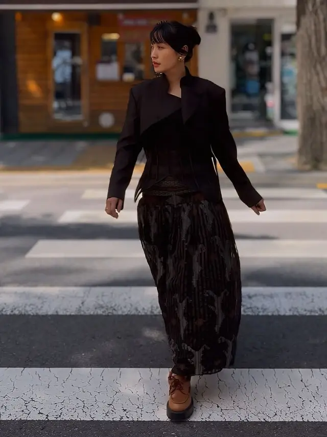 Hesti Purwadinata tampil dengan rok high waist saat Berada di Acara K Drama Tempest di Korea Selatan. [@hestipurwadinata]