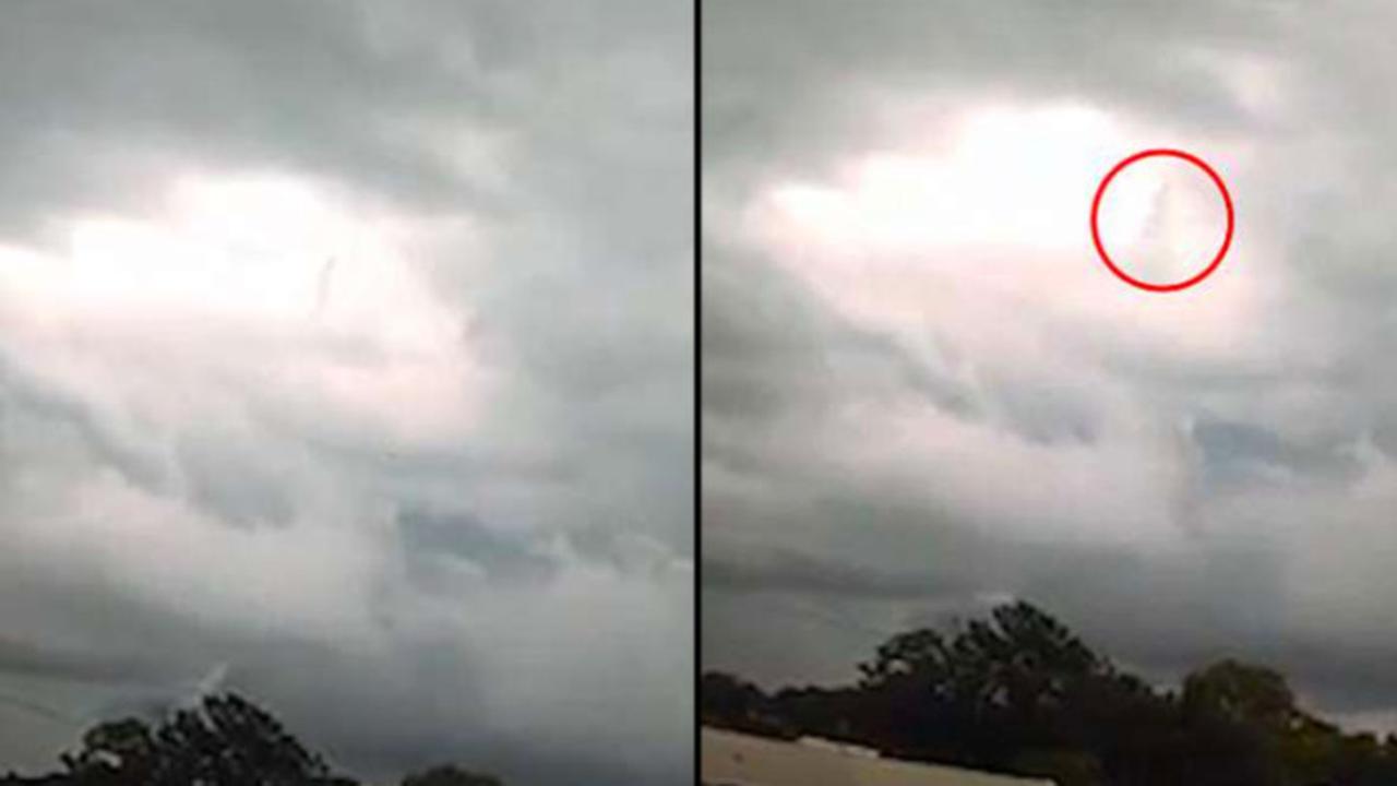 bayangan orang berjalan di atas langit (Foto: Facebook / Solo Dolo)