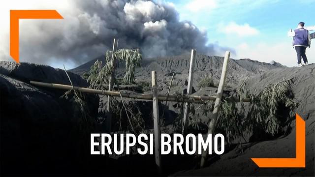 Warga Tengger tetap melakukan ritual walaupun Gunung Bromo sedang erupsi dan mengeluarkan asap vulkanik.