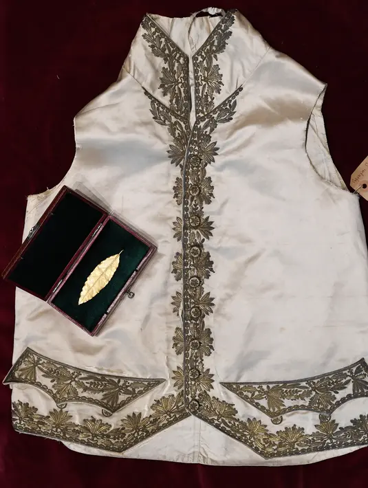 Rompi dan daun salam emas yang merupakan bagian mahkota dari Kaisar Prancis, Napoleon I diperlihatkan di rumah lelang Osenat di Paris, Prancis (15/11). Diperkirakan kedua benda tersebut akan terjual sekitar Rp 2,3 miliar. (AFP Photo/Stephane De Sakutin)