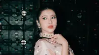 Tiara Andini kembali dengan single &ldquo;Kupu-kupu&rdquo; karya Anindyo Baskoro, Arya Aditya, dan Ilman Ibrahim. Lagu ini membuka tiga besar daftar trending YouTube. (Foto: Dok. Instagram @tiaraandini)