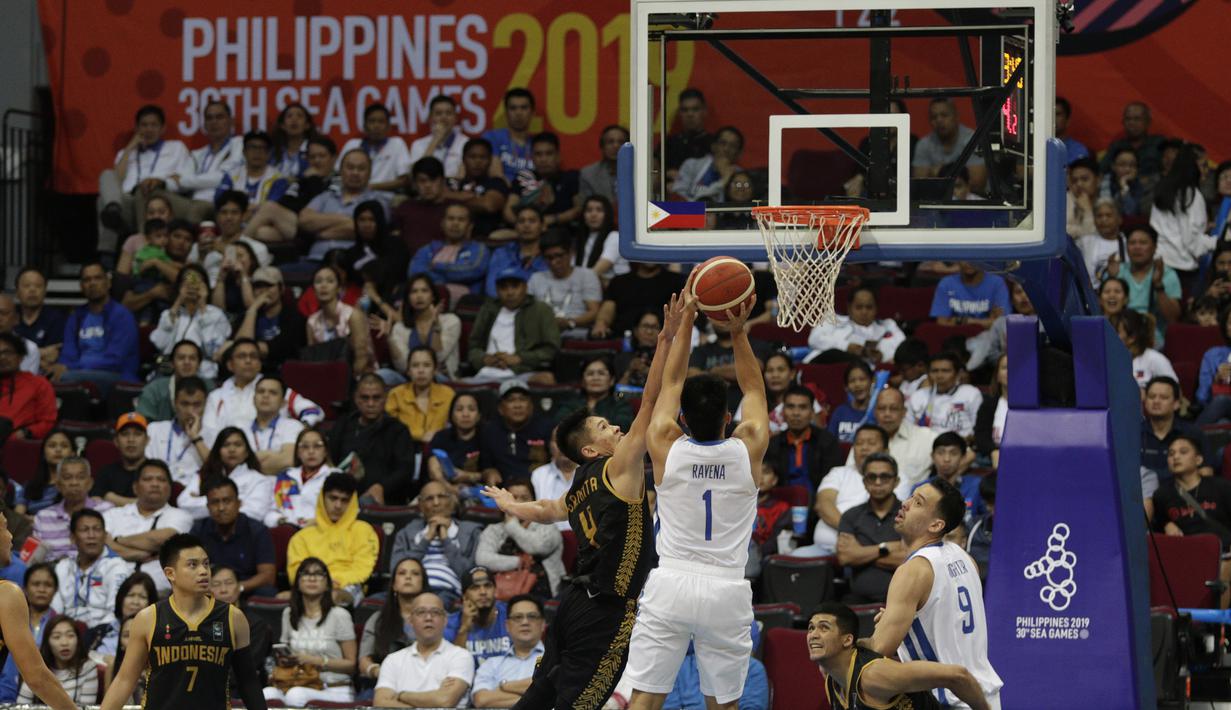 Pebasket Indonesia, Abraham Damar, berebut bola dengan pebasket Filipina, Isaac Ravena, pada semifinal SEA Games 2019 di Mall Of Asia Arena, Manila, Senin (9/12). Indonesia kalah 97-70 dari Filipina. (Bola.com/ M Iqbal Ichsan)