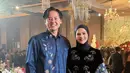 Cut Meyriska hadir bersama suaminya, Roger Danuarta yang kompak mengenakan baju nuansa navy. Cut Meyriska mengenakan long kebaya velvet dihiasi beads serta selandang dan bawahan kain batik. Roger pun tampil dengan atasan kemeja bermotif. [@cutratumeyriska]