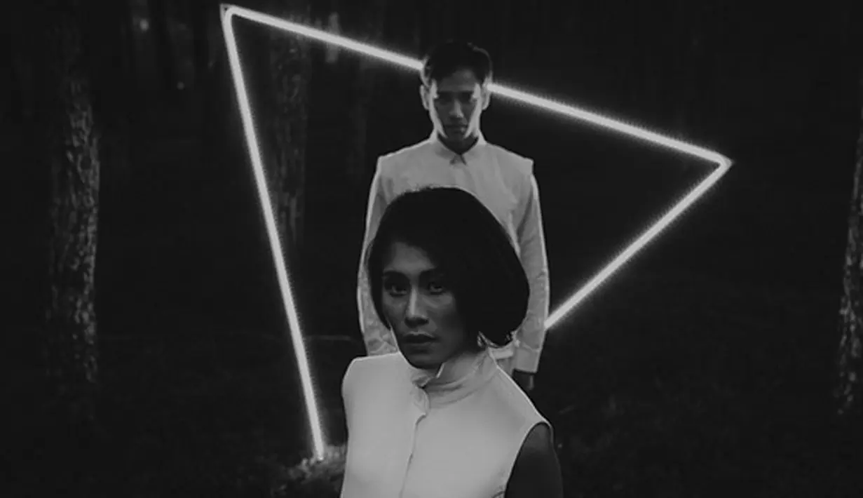 Foto-foto prewedding romantis dengan banyak model diunggah dalam instagram keduanya. Ada yang mengenakan busana formal, tapi banyak juga yang menggunakan busana santai. (Instagram/tarrabudiman)