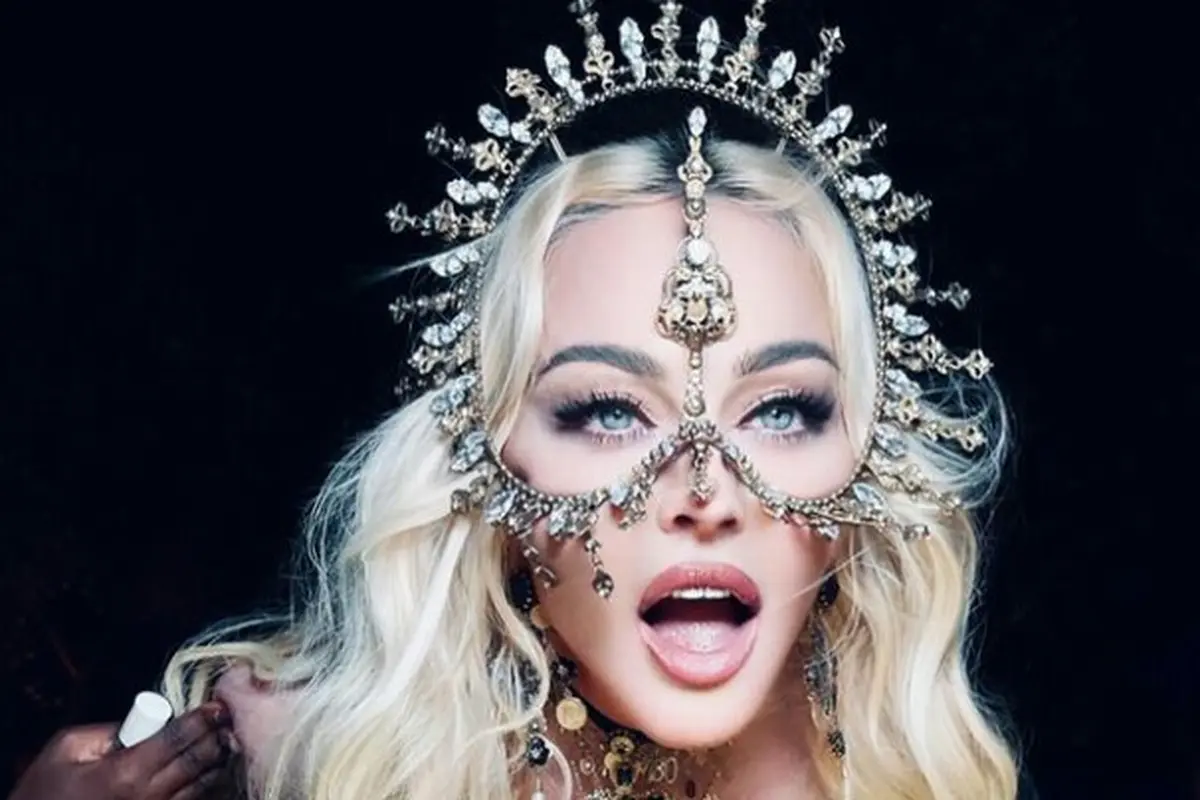 Ini Alasan Rinaldy Yunardi Suguhkan Headpiece Bertemakan Sinar untuk Madonna