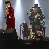 Axl Rose ketika menjadi vokalis AC/DC di Lisbon, Portugal. (AFP/Bintang.com)
