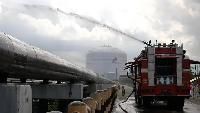 Terjadi insiden kebakaran akibat kebocoran gas di area Loading Dock 1 Kilang LNG Badak yang berlokasi di Bontang, Kalimantan Timur,  sekitar pukul 13.45 WITA, Rabu, 25 Juni 2024. (Dok Badak LNG)