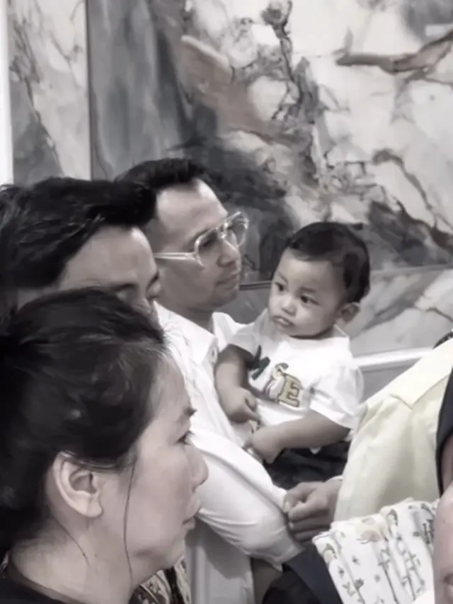 ⁠Potret Haru Anak-anak Kembar Mpok Alpa Digendong Raffi Ahmad dan Irfan Hakim di Rumah Duka