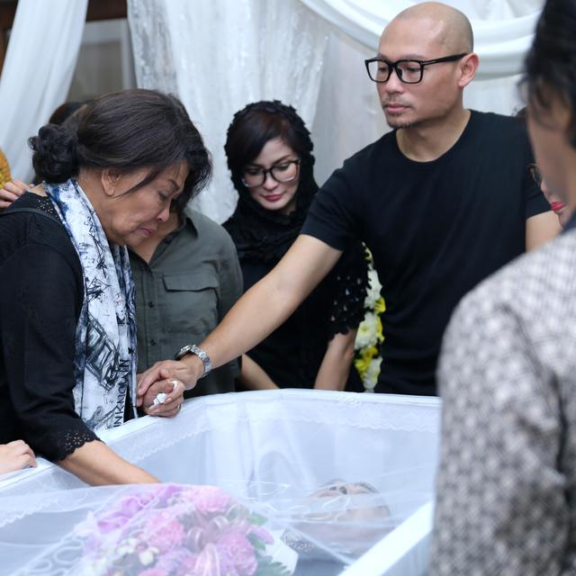 Anak Frans Tumbuan Klarifikasi Penyakit Papanya News Entertainment Fimela Com