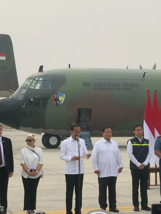 Presiden Joko Widodo melepas bantuan kemanusiaan dari Indonesia untuk warga Palestina di Bandara Internasional Halim Perdanakusuma, Jakarta.