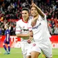 Dua pemain Sevilla, Jesus Navas (kiri) dan Luis Muriel (kanan), merayakan gol ke gawang Barcelona pada laga La Liga, di Ramon Sanchez Pizjuan, Sabtu (31/3/2018). (AP Photo/Miguel Morenatti)