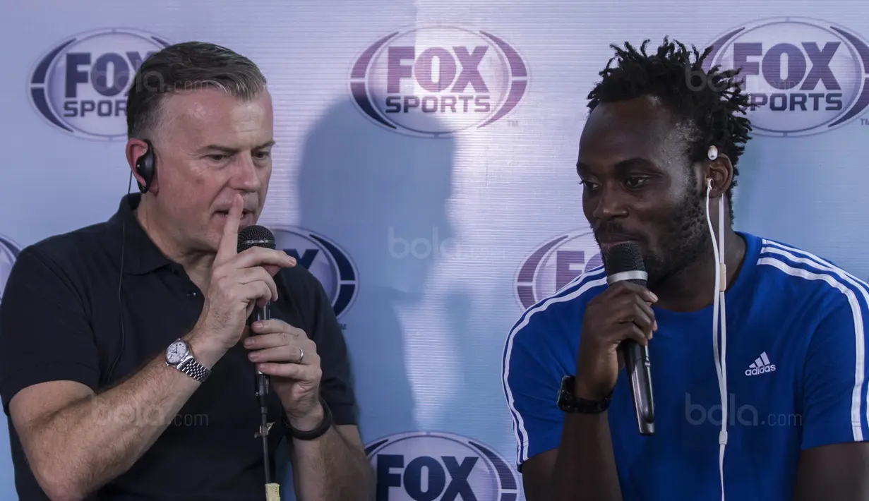 Pakar sepak bola, John Dykes, bersama gelandang Persib Bandung, Michael Essien, menghadiri media talkshow di Artotel, Jakarta,Sabtu (4/11/2017). Acara ini membahas seputar Premier League dan juga sepak bola Indonesia. (Bola.com/Vitalis Yogi Trisna)