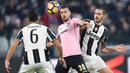 Striker Palermo, Ilija Nastirovski, berusaha lepas dari hadangan bek Juventus, Leonardo Bonucci. Pada laga ini Juventus memakai formasi 4-2-3-1, sementara Palermo menggunakan skema 4-3-3. (EPA/Alessandro Di Marco)