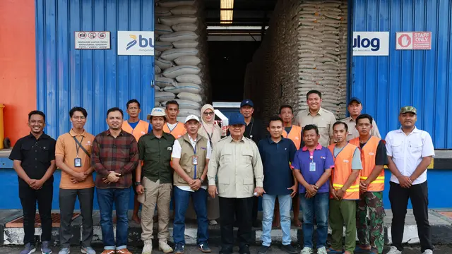 Presiden Prabowo Subianto menyapa pegawai saat melakukan inspeksi mendadak (sidak) ke Gudang Bulog Danurejo, Kabupaten Magelang, Jawa Tengah, pada Sabtu 18 April 2026. (Dok. Istimewa)