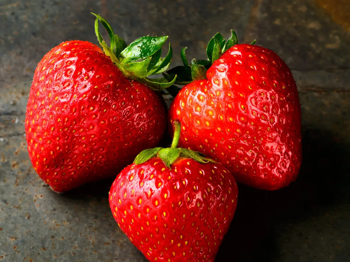 Manfaat Stroberi untuk Kesehatan dan Ide Olahannya, Buah Cantik