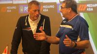Heimir Hallgrimsson dan Robert Alberts saat jumpa pers jelang Indonesia Selection vs Islandia di Yogyakarta (10/1/2018). (Bola.com/Ronald Seger Prabowo)