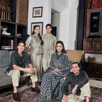 Momen hangat keluarga, Alyssa Daguise berpose bersama suami, ibu mertua Maia Estianty, serta El Rumi dan Dul Jaelani. [@geulis.id].