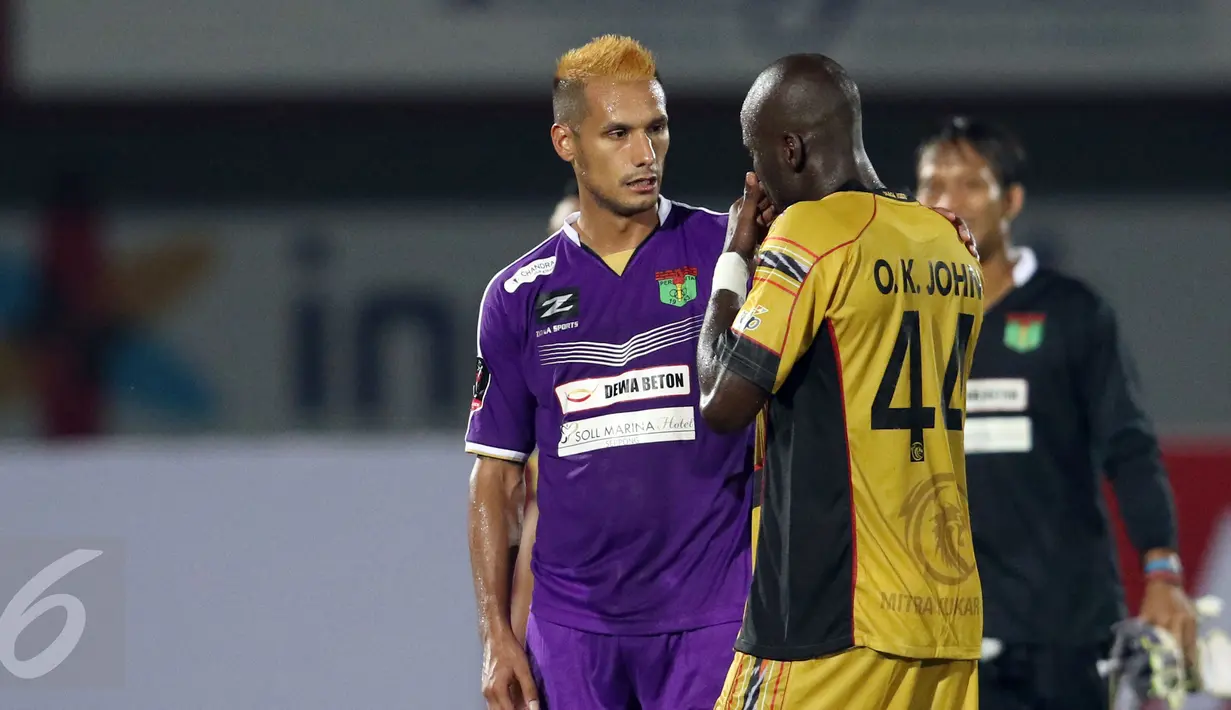 Pemain tengah Persita, Raphael Maitimo (kiri) berbincang dengan Kughegbe Onoriode (Mitra Kukar) usai laga di turnamen Piala Presiden 2015 di Stadion I Wayan Dipta, Gianyar, Bali, Minggu (30/8/2015). (Liputan6.com/helmi Fithriansyah)