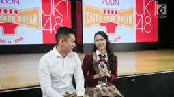 Member JKT48 Stefi (Stephanie Pricilla Indarto Putri) memberikan keterangan dalam konferensi pers mengenai pertukaran pelajar singkat JKT48 ke Jepang di Theater JKT48, Jakarta, Kamis (13/9). (Liputan6.com/Faizal Fanani)