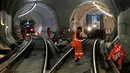 Aktivitas pembangunan proyek jalur kereta bawah tanah di Stepney, London timur, Inggris, (16/11). Jalur kereta bawah tanah ini akan menghubungkan kereta api dengan daerah-daerah terpencil di sebelah timur dan barat London. (REUTERS/Stefan Wermuth)