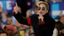 Lady Gaga saat menghibur para pendukung Capres AS dari Partai Demokrat, Hillary Clinton saat kampanye di Releigh, North Carolina, AS (8/11). Pilpres AS 2016 diadakan pada 8 November 2016 dan menjadi pilpres empat tahunan ke-58. (REUTERS/Chris Keane)