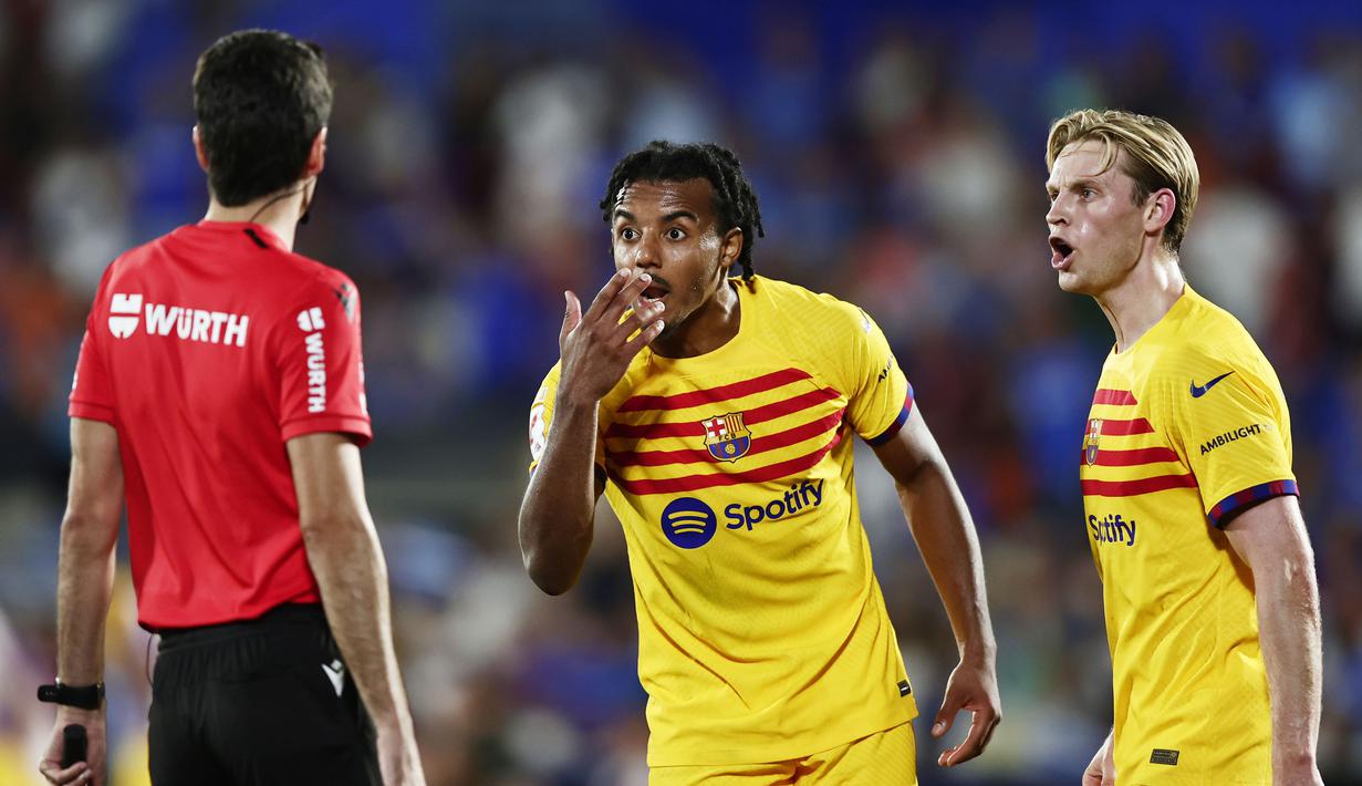 Pemain Barcelona, Jules Kounde (tengah) dan Frenkie de Jong melakukan protes terhadap wasit pada laga pekan pertama Liga Spanyol 2023/2024 melawan Getafe di Coliseum Alfonso Perez Stadium, Getafe, Spanyol, 14 Agustus 2023 WIB. (AP Photo/Alvaro Medranda)