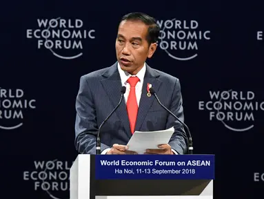 Presiden Joko Widodo atau Jokowi menyampaikan pidatonya pada pembukaan World Economic Forum on ASEAN di National Convention Centre di Hanoi, Vietnam, Rabu (12/9). (NHAC NGUYEN/AFP)