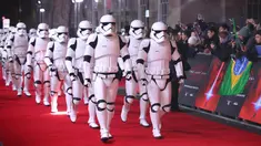 Pasukan Stormtroopers berjalan di karpet merah saat pemutaran perdana film 'Star Wars: The Last Jedi' di London, Inggris (12/12). (Photo by Vianney Le Caer/Invision/AP)