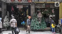 Salah satu toko yang menjual pernak-pernik Natal di Pasar Asemka, Jakarta, Kamis (9/12/2021). Menurut salah satu pedagang, warga khususnya umat Kristiani mulai ramai berburu pernak-pernik Natal dan Tahun Baru sejak pertengahan November lalu. (merdeka.com/Iqbal S Nugroho)