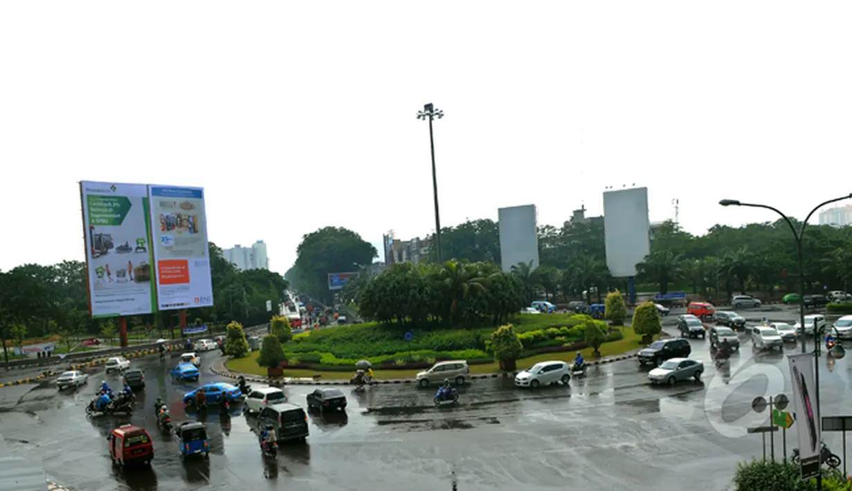 Arus lalu lintas di kawasan Kelapa Gading mulai lancar. Sebelumnya, kawasan ini terendam banjir setinggi 80 cm hingga memutuskan arus lalu lintas, Jakarta, Jumat (13/2/2015). (Liputan6.com/Faisal R Syam)