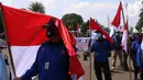 Para buruh dari berbagai aliansi membawa berbagai spanduk maupun bendera saat aksi memperingati Hari Buruh Internasional atau May Day di Jakarta, Sabtu (1/5/2021). Mereka meminta pemerintah untuk mencabut Omnibus Law dan memberlakukan upah minimum sektoral (UMSK) 2021. (Liputan6.com/Angga Yuniar)
