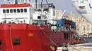Kapal Sea Eye 4 dengan lebih dari 800 orang yang diselamatkan tiba di Trapani, Sisilia, Italia, Minggu (7/11/2021). Kapal kemanusiaan Jerman dengan lebih dari 800 migran yang diselamatkan, termasuk 15 anak kecil, sampai ke pelabuhan Sisilia pada Minggu (7/11). (Alberto Lo Bianco/LaPresse via AP)