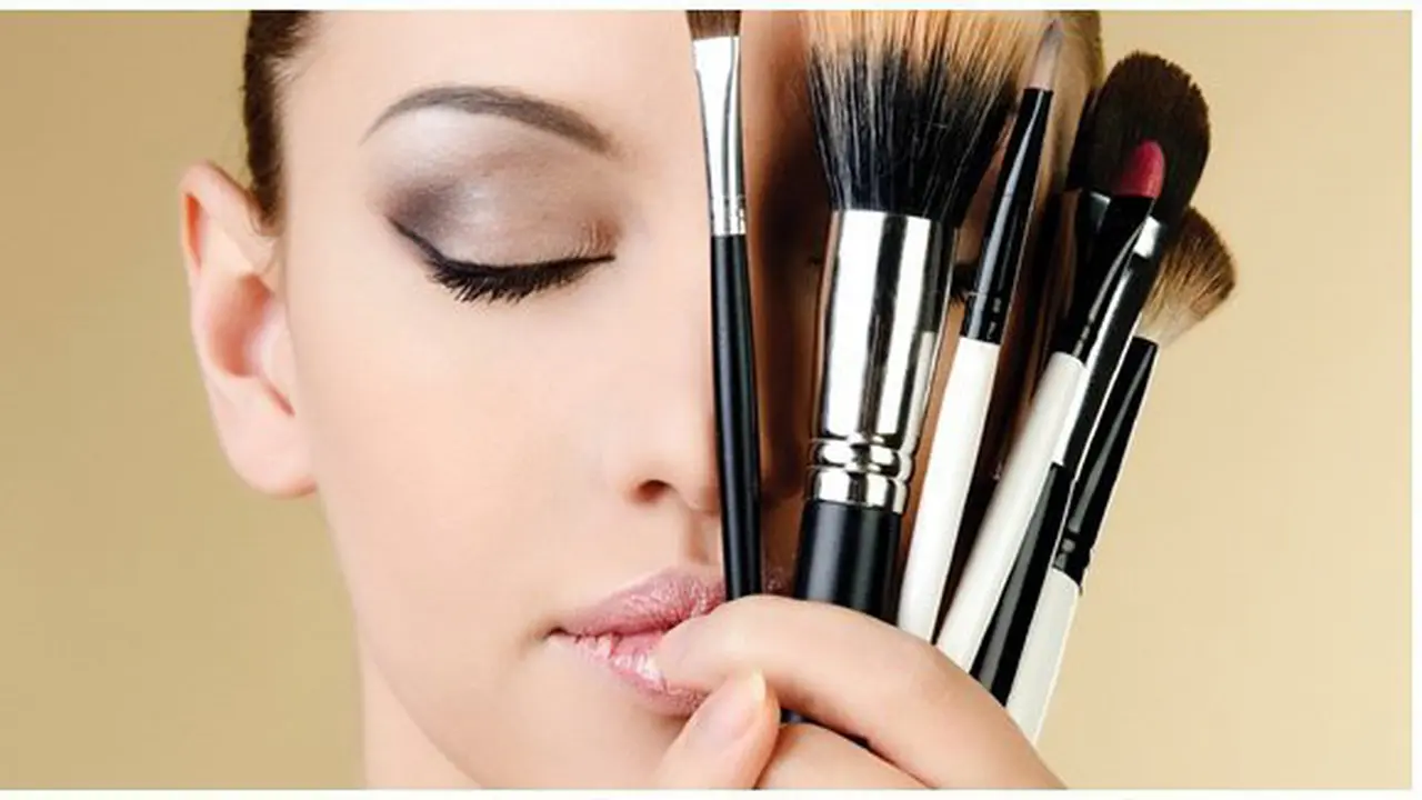 Aturan makeup kantor/copyright Shutterstock.com