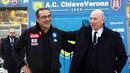 Pelatih Napoli,  Maurizio Sarri (kiri) memberikan salam kepada pelatih Chievo, Rolando Maran (kanan) pada lanjutan Serie A di Bentegodi stadium, Verona, (19/2/2017).  Napoli menang 3-1. (EPA/Filippo Venezia)