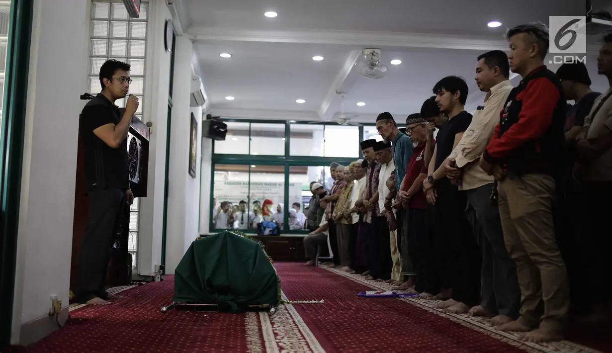 Keluarga dan kerabat bersiap mensalatkan jenazah almarhum Andika Putra Sahadewa di Mesjid Al-Iman, Cipinang Elok, Jakarta, Selasa (10/4). Bassist grup band Kerispatih, Andika Putra Sahadewa, meninggal dunia di usia 36 tahun. (Liputan6.com/Faizal Fanani)