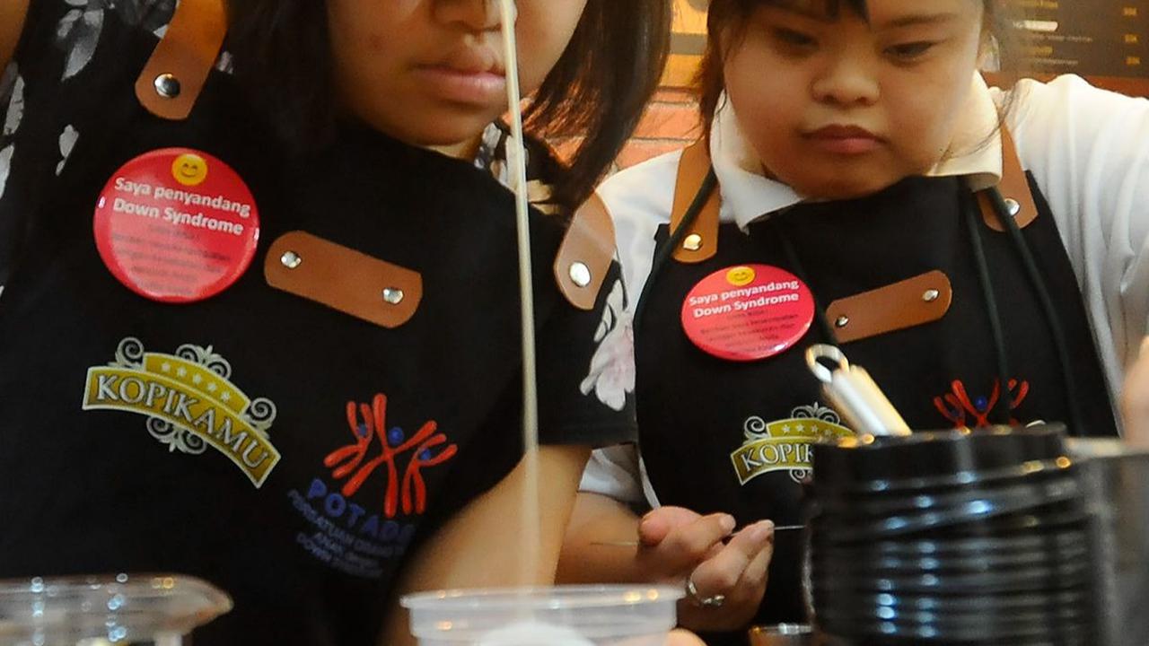 FOTO: Semangat Penyandang Down Syndrome Bekerja Jadi Barista dan Pramusaji di Coffe Shop