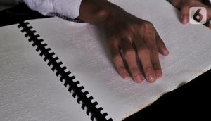 Pelajar penyandang tuna netra mengikuti Tadarus Al Quran braille di Yayasan Tunanetra Raudlatul Makmufin Serpong, Tangerang Selatan, Banten, Rabu (28/4/2021). Selama bulan suci Ramadhan, Yayasan Tunanetra Raudlatul Makmufin mewajibkan pelajar untuk mengkhatamkan Alquran. (Liputan6.com/Angga Yuniar)