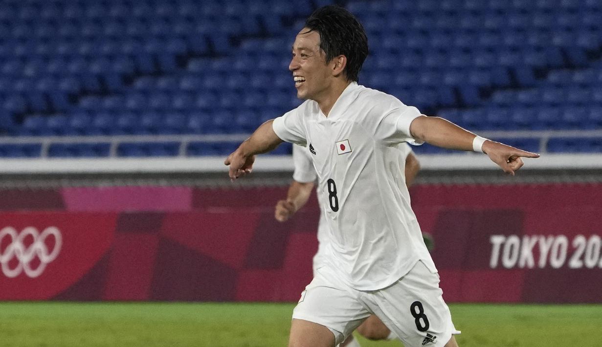 Jepang menambah keunggulan di babak kedua lewat Koji Miyoshi pada menit ke-70. Ia sukses mengkonversi umpan Reo Hatate lewat tendangan keras dari batas pinalti dan melesat ke sudut kiri bawah gawang. (Foto: AP/Kiichiro Sato)