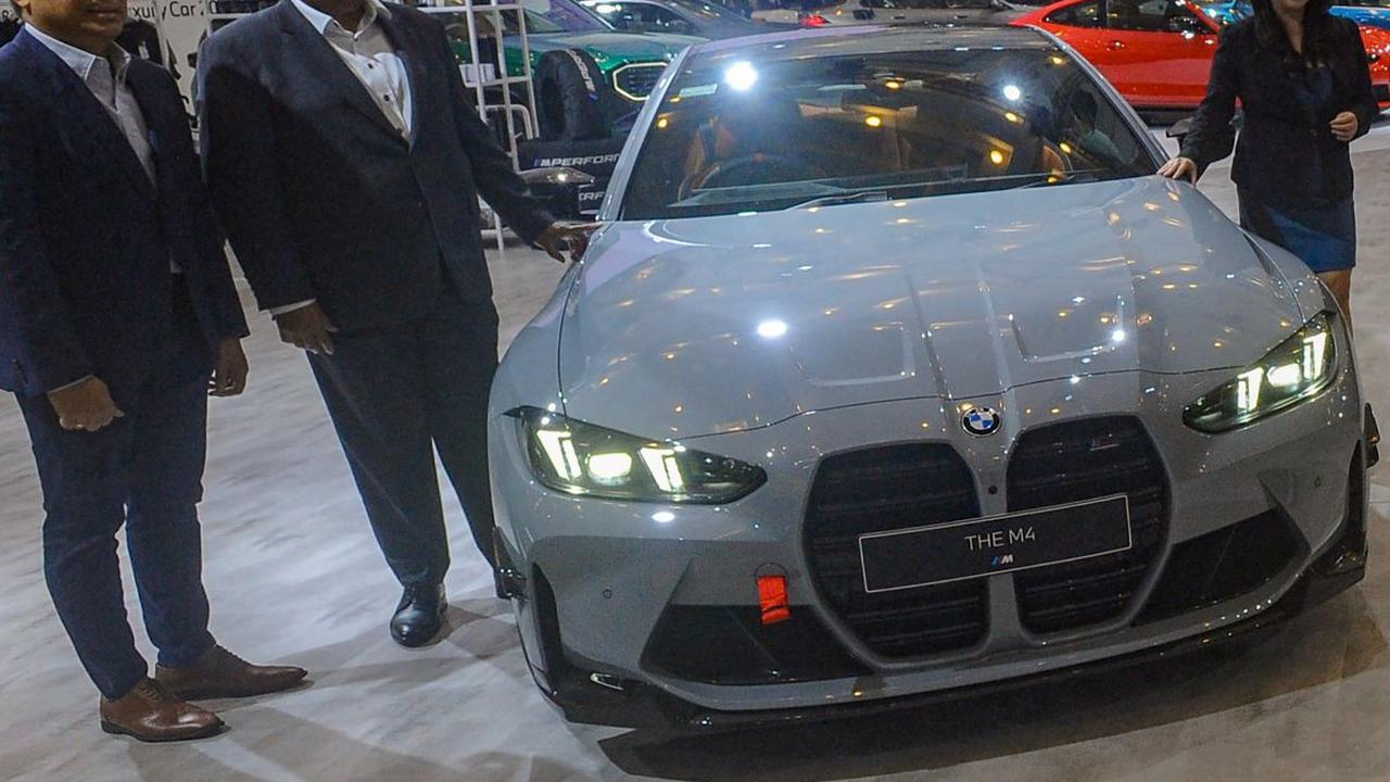 Director of Marketing BMW  Indonesia Bayu Riyanto (kiri),  Director of Customer Support BMW Group Indonesia Mahalingam Maganderalingam (tengah), dan Director of Communications BMW Group Indonesia Jodie O'tania memperkenalkan BMW M4 Competition Coupe M xDr