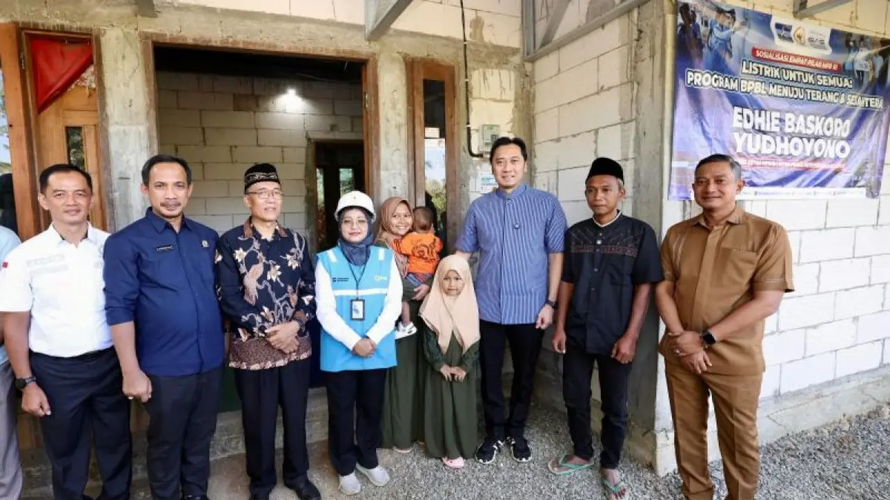 Wakil Ketua MPR RI Edhie Baskoro Yudhoyono (Ibas)(ketiga dari kanan) mengawal pelaksanaan Program Bantuan Pasang Baru Listrik (BPBL) di Desa Gesang, Kabupaten Pacitan, Jawa Timur, Senin (6/7/2026) (Istimewa)