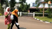 Akil Mochtar Ditangkap, Warga Berfoto di Rumah Dinas Ketua MK