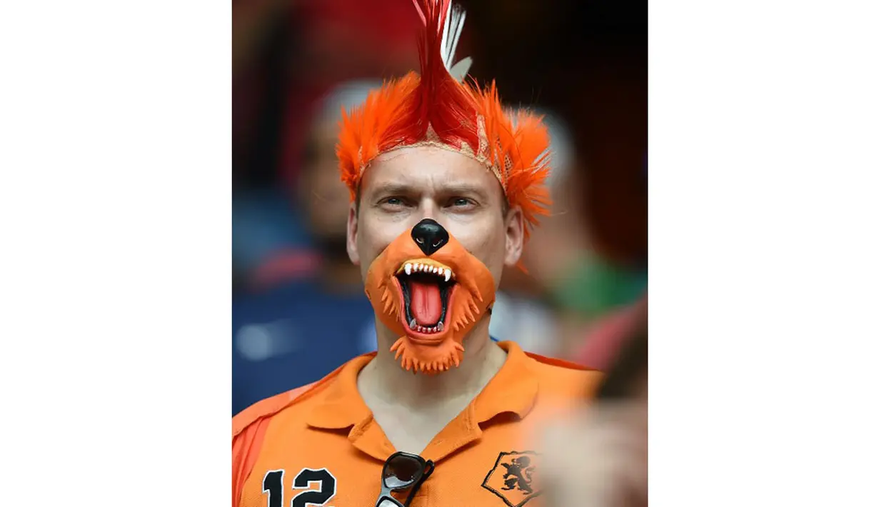 Topeng rubah digunakan pendukung fanatik Timnas Belanda saat menyaksikan laga perdana Grup B Piala Dunia 2014 di Fonte Nova Arena, Salvador, Brasil, (14/6/2014). (AFP PHOTO/Javier Soriano)