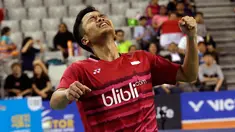 Tunggal putra Indonesia, Anthony Sinisuka Ginting merayakan kemenangan usai mengalahkan rekan senegaranya Jonatan Christie pada final Korea Terbuka 2017, Minggu (17/9). Anthony keluar sebagai juara dengan skor 21-13, 19-21, 22-20. (AP/Ahn Young-joon)